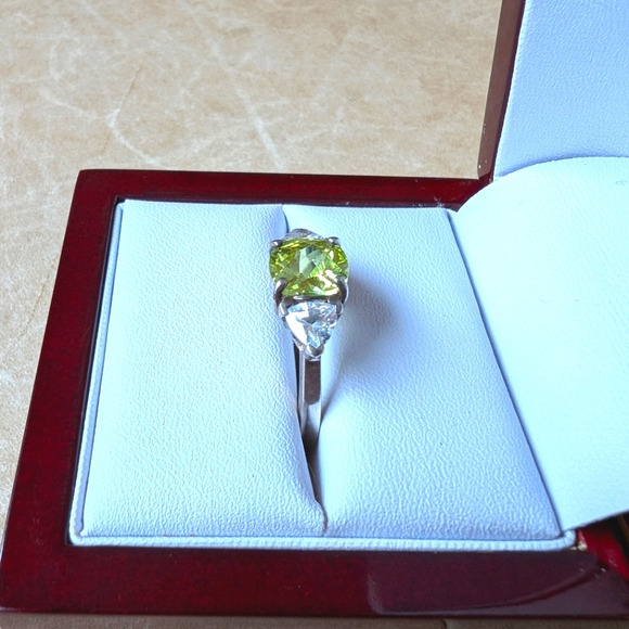 3 stone ring with vibrant green centre - Picture 3 of 6